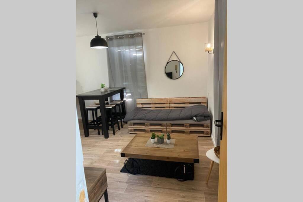 Charmant Petit Studio Au Coeur De Figeac Apartment Bagian luar foto